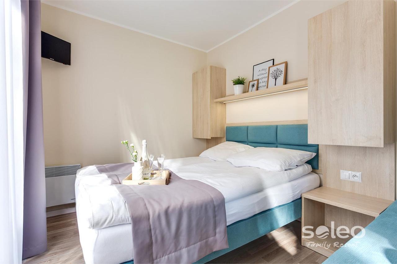 Soleo Family Resort - Domki 3 Min Od Morza - 3 Baseny, 4 Jacuzzi, Sauna, Animacje, Malpi Gaj, 3 Sale Zabaw, 4 Place Zabaw, 2 Restauracje Ревал Екстериор снимка