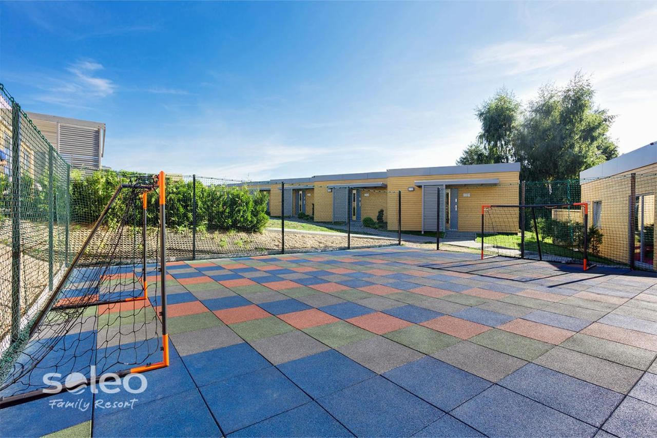 Soleo Family Resort - Domki 3 Min Od Morza - 3 Baseny, 4 Jacuzzi, Sauna, Animacje, Malpi Gaj, 3 Sale Zabaw, 4 Place Zabaw, 2 Restauracje Ревал Екстериор снимка