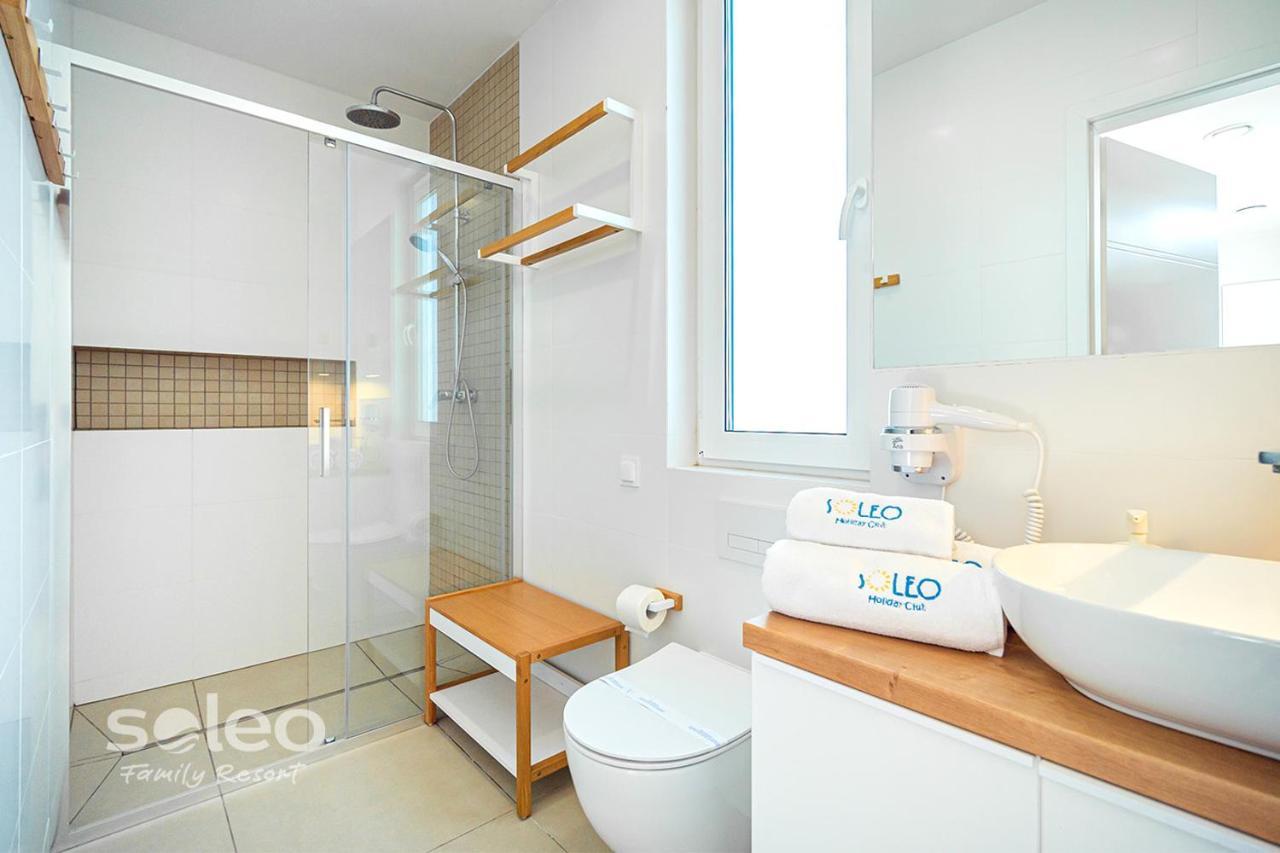 Soleo Family Resort - Domki 3 Min Od Morza - 3 Baseny, 4 Jacuzzi, Sauna, Animacje, Malpi Gaj, 3 Sale Zabaw, 4 Place Zabaw, 2 Restauracje Ревал Екстериор снимка