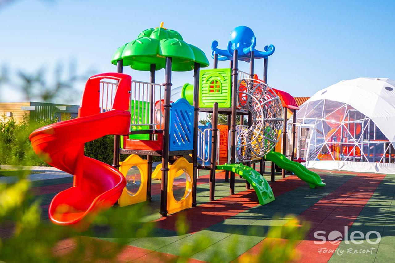 Soleo Family Resort - Domki 3 Min Od Morza - 3 Baseny, 4 Jacuzzi, Sauna, Animacje, Malpi Gaj, 3 Sale Zabaw, 4 Place Zabaw, 2 Restauracje Ревал Екстериор снимка