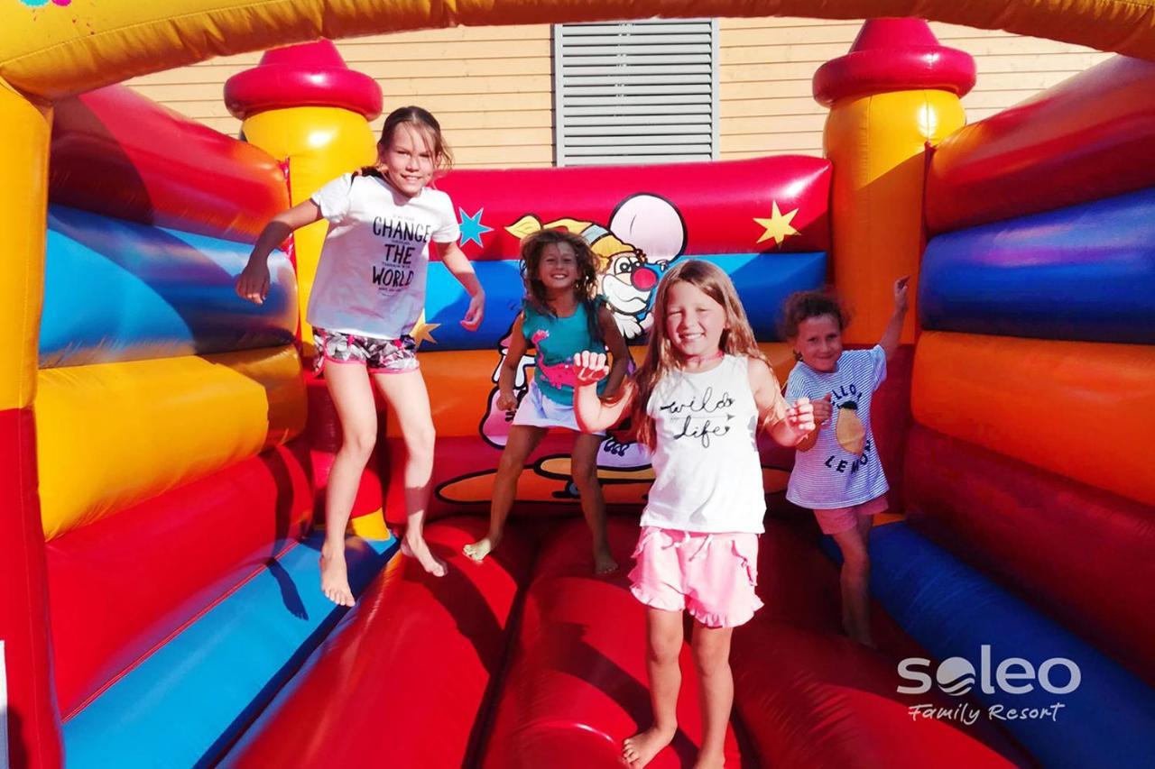Soleo Family Resort - Domki 3 Min Od Morza - 3 Baseny, 4 Jacuzzi, Sauna, Animacje, Malpi Gaj, 3 Sale Zabaw, 4 Place Zabaw, 2 Restauracje Ревал Екстериор снимка